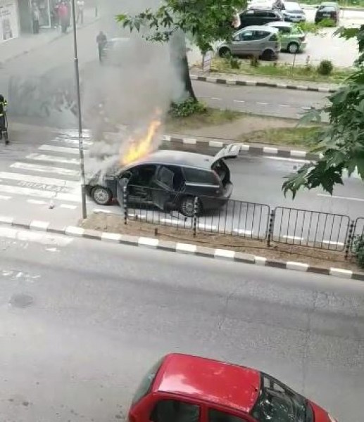 Кола избухна в пламъци на булевард в Асеновград