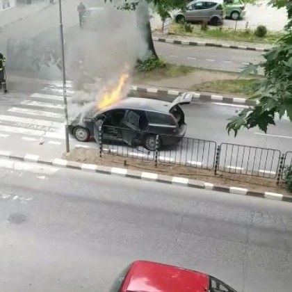 Кола избухна в пламъци на булевард в Асеновград