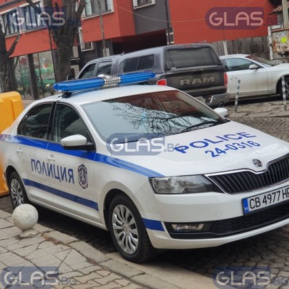 Крадец натика жена в асансьор, за да задигне колието й