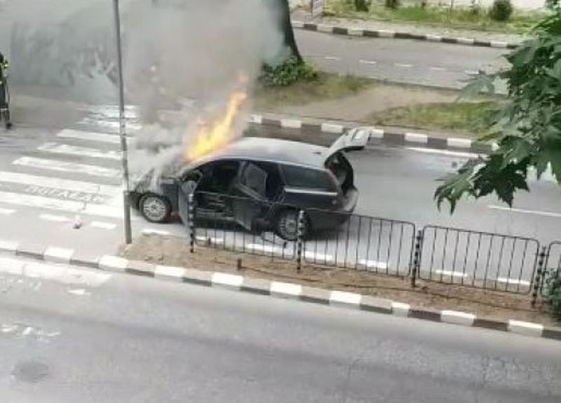 Пламналата кола в Асеновград замалко да избухне! Заради... сеирджиите