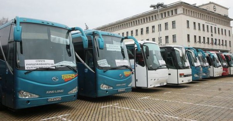 Протест на автобусните превозвачи в цялата страна