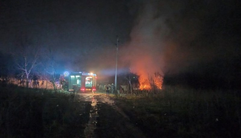 Мълнии паднаха в две наши села, лумнаха пожари