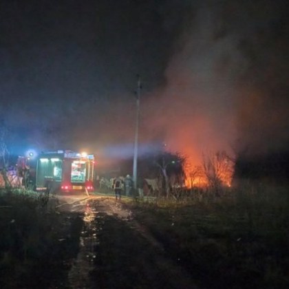 Мълнии паднаха в две наши села, лумнаха пожари