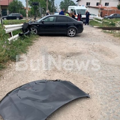 Влак блъсна