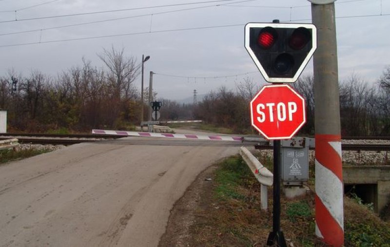 Пиян обърна колата си с гумите на горе на жп прелез!
