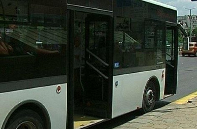 Рейс наби спирачките на кръстовище в Пловдив, отнесе го пътничка