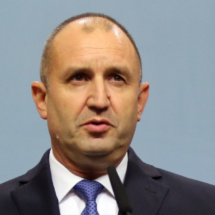 Президентът Румен Радев удостои с отличие гимназии в Пловдив и Пазарджик