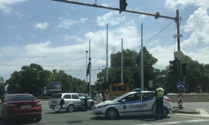 Две коли се блъснаха на столично кръстовище, движението е затруднено