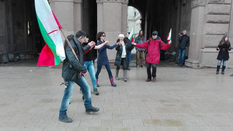 Протест с... музика и танци пред Министерския съвет!