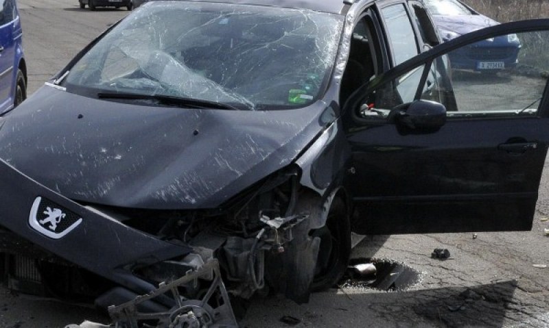 Баща отне предимство и... 17-годишната му дъщеря е в болница
