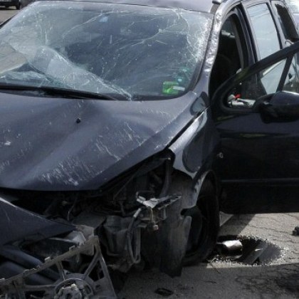 Баща отне предимство и... 17-годишната му дъщеря е в болница