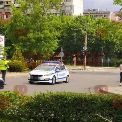 Кола помете възрастна жена до мол, лежи на земята! СНИМКИ
