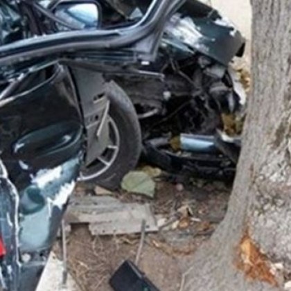 Жена заби колата си в дърво! Трима са ранени