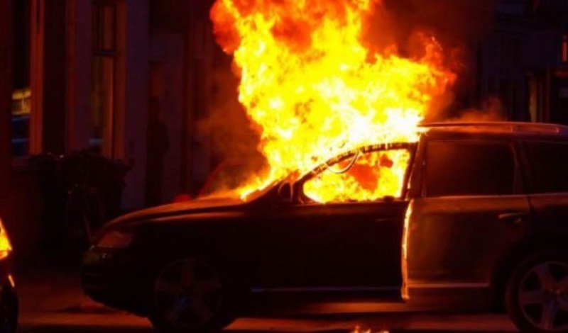 Подпалиха три коли, изгоряха напълно!