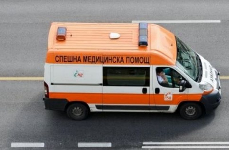 Шофьор блъсна майка с малко дете и избяга!