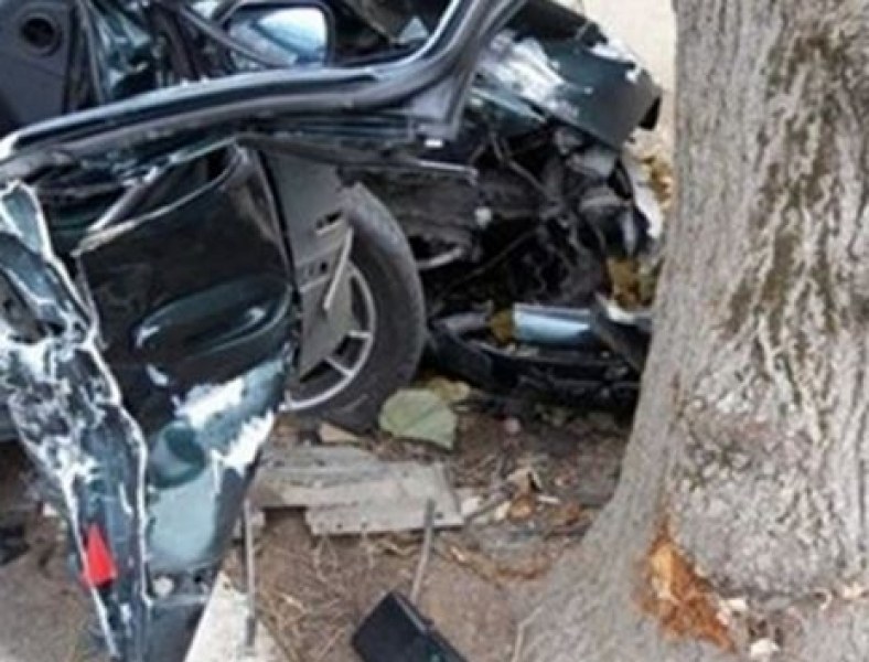 Жена заби колата си в дърво! Трима са ранени