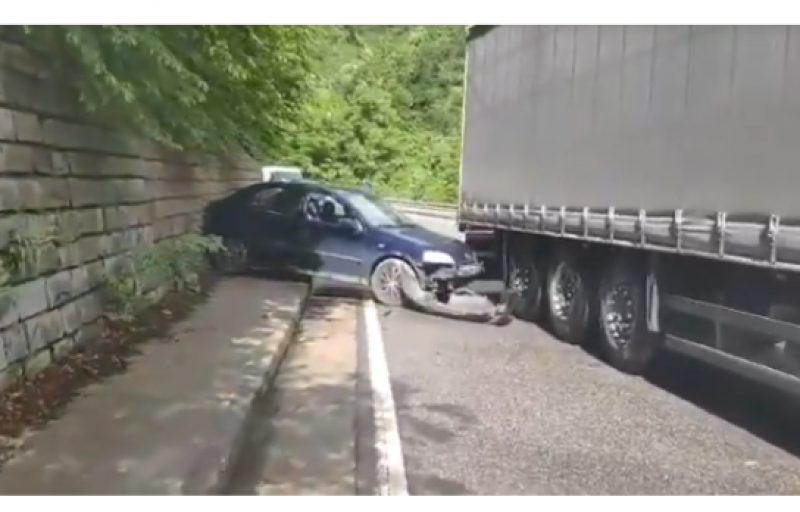 Кола се наниза в тир до Бачково след бурята  ВИДЕО