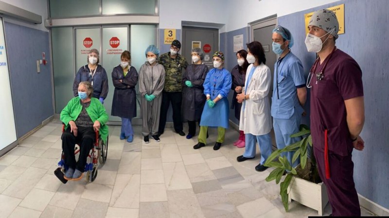 Излекуваха жена с коронавирус след 65 дни в болницата  СНИМКИ