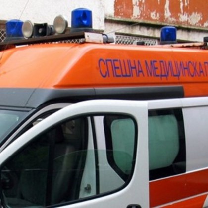 Камион за боклук спука гума и връхлетя кола! Жена е със счупени ребра