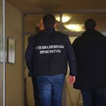 Претърсват министерство! Зам-министър е вкаран в сградата!