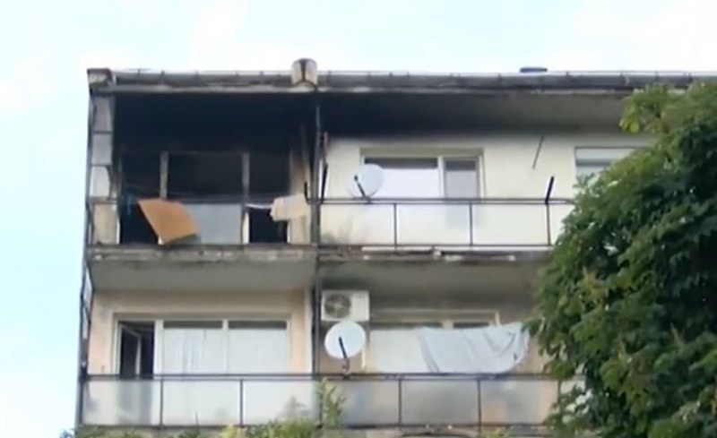 Пожарникари спасиха три деца от пожар в дома им