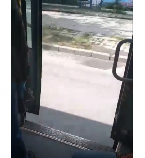 Шофьор на автобус в Пловдив кара с отворени врати, не отразява пътниците ВИДЕО