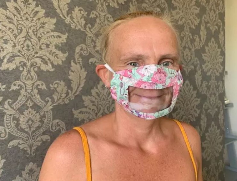 Майка изобрети маски за глухонямата си дъщеря! Сега те са хит СНИМКИ