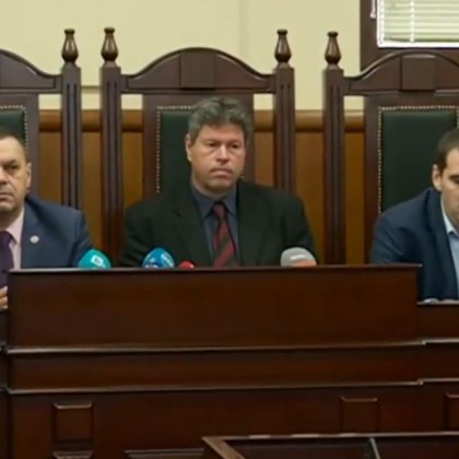 Полицаи искали подкупи, прали пари по своя схема