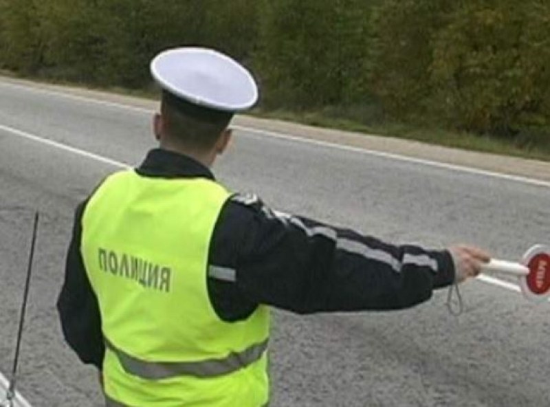 Мотопед не спря на стоп палка, даже ускори!