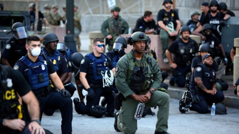Протестиращи накараха полицаи да паднат на колене в САЩ!