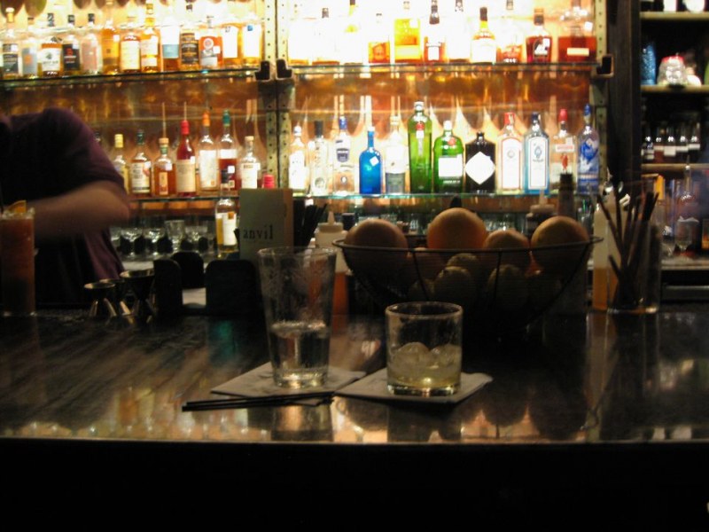 Пазарджишки любител на пиячката отмъкна 12 бири и бутилка ром от бар