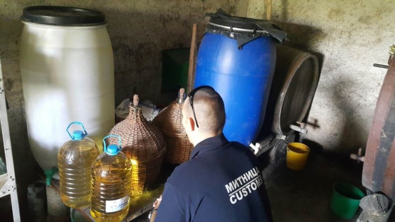 Митничари с акция заради нелегална ракия