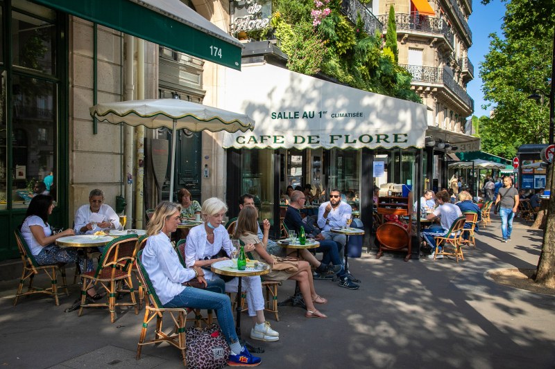 Парижките кафенета и бистра пълни СНИМКИ