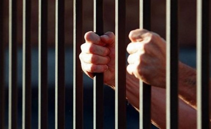 Полицаите, взимали подкуп остават в ареста