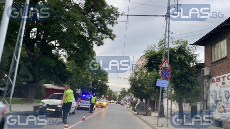 Млада шофьорка предизвика верижно меле в Пловдив, линейка е на мястото СНИМКИ