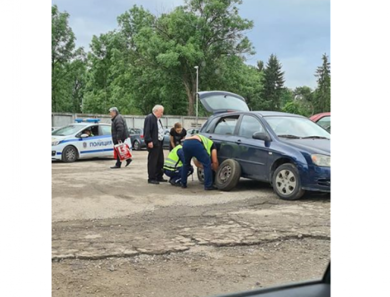 Полицаи помогнаха да се смени гума, получиха поздравления!
