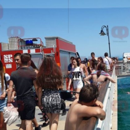 Момче скочи от мост до морето! Водолази го търсят