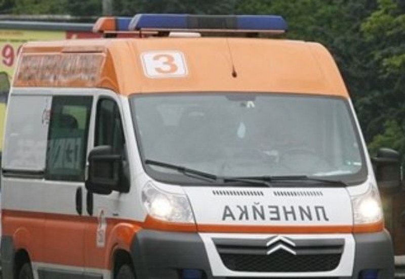 Кола блъсна възрастен мъж на трактор в Пловдивско, с опасност за живота е