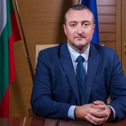 Заразеният зам.-министър е Атанас Добрев, състоянието му е добро