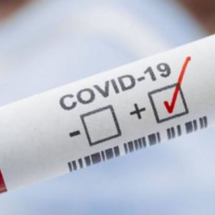 Заразено с COVID-19 семейство се прибра в България!