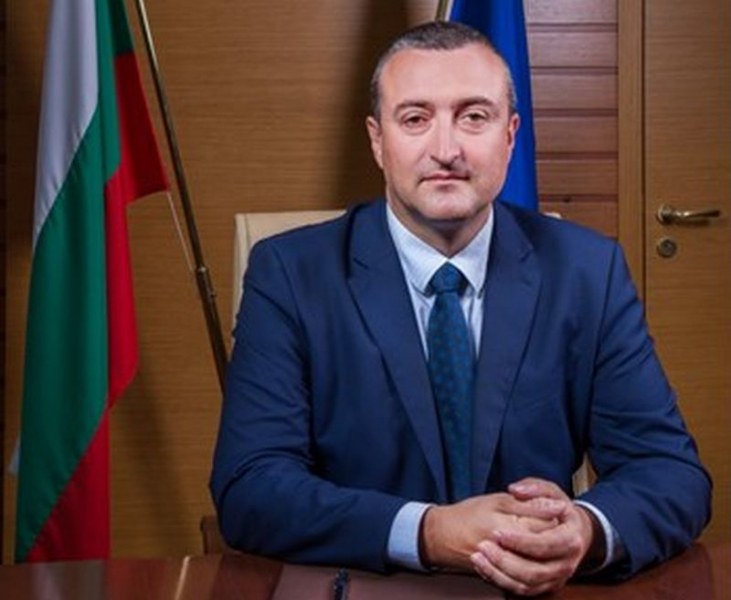Заразеният зам.-министър е Атанас Добрев, състоянието му е добро