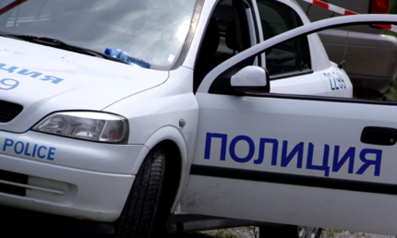 Арестуваха мъж, стрелял по къщата на съсед! Приятелката му яхна полицай