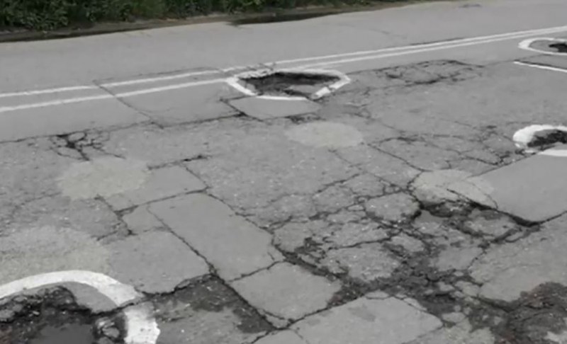 Креативен протест заради дупките по пътищата