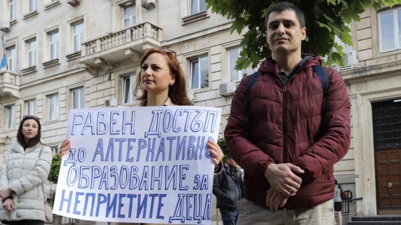 На родители им писна! Излизат на протест