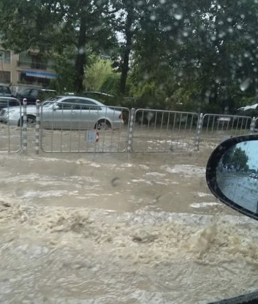 Потоп по улиците на Варна СНИМКИ