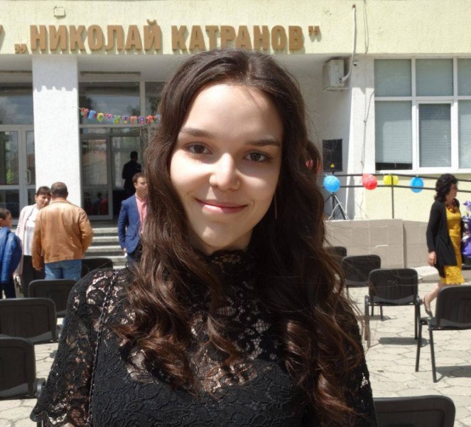 Три пълни шестици на матурите! Ученичка шашна всички и това не е случайно...