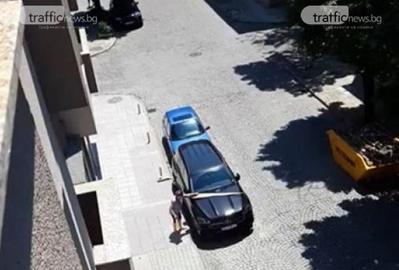 Пощръкляла пловдивчанка размята дъски по мерцедес ВИДЕО