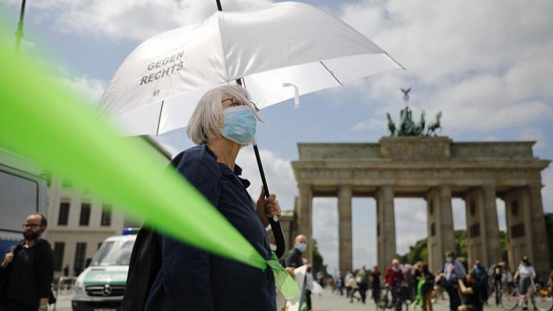 В Берлин направиха 9-километрова верига срещу расизма