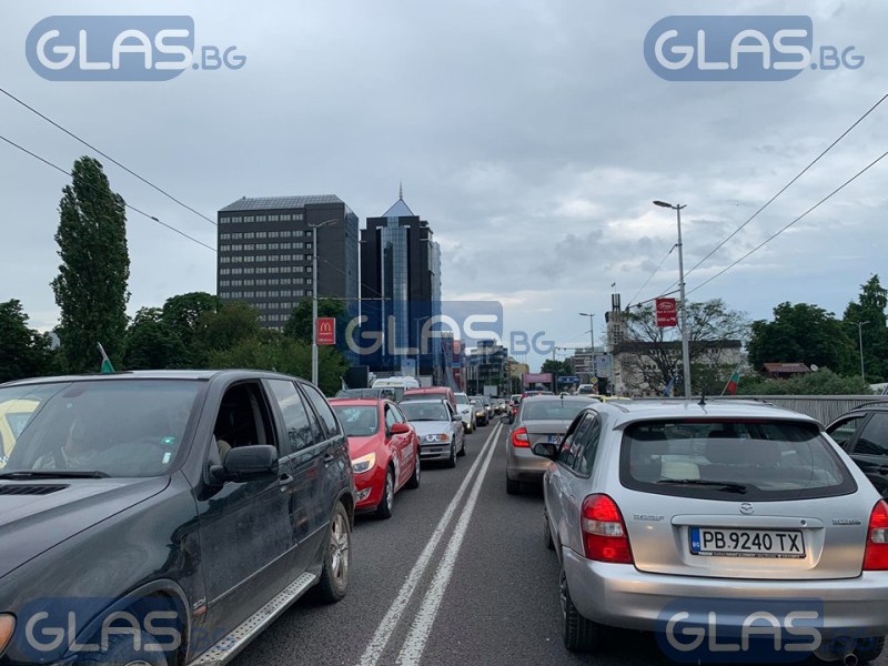 Голямо задръстване на централен булевард в Пловдив!  СНИМКИ