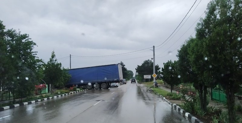 Тир влезе в къща, блокира пътя!